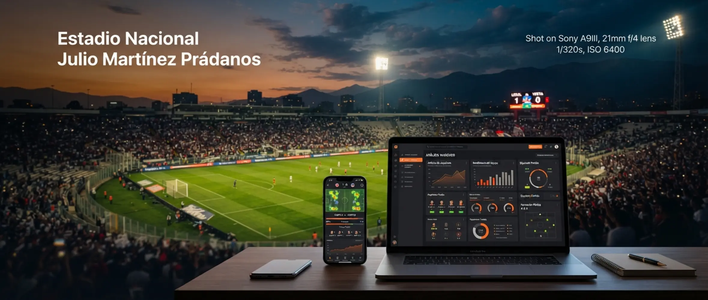 Estadio deportivo con interfaz digital de análisis de partidos en desktop y móvil