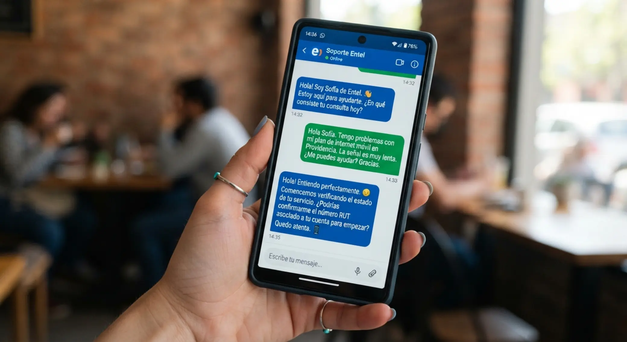Smartphone con chat de WhatsApp de soporte oficial abierto